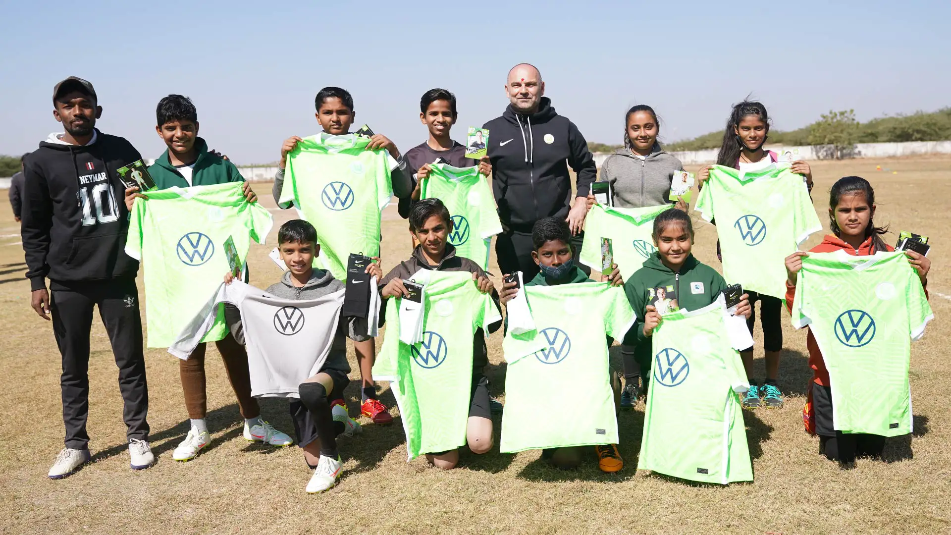 Dirk Zelonczewski mit Kindern in der Projektregion Indien